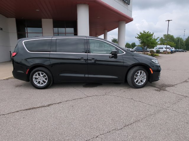Used 2023 Chrysler Pacifica Touring-L FWD image 32