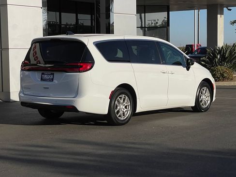 Used 2025 Chrysler Pacifica Select FWD image 4