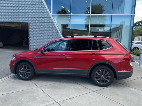 Used 2023 Volkswagen Tiguan SE w/ Panoramic Sunroof Package image 8