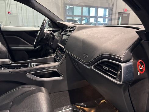 Used 2019 Jaguar F-PACE R-Sport image 41
