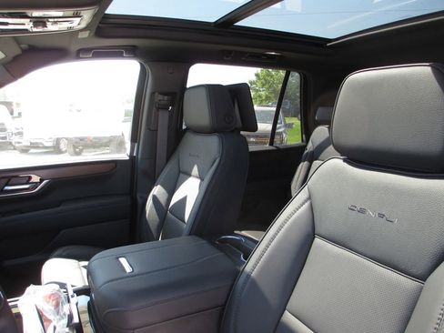 New 2026 GMC Yukon Denali w/ Denali Reserve Package AWD/4WD image 12