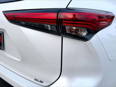 Used 2023 Toyota Highlander XLE image 30