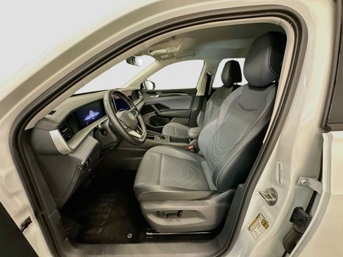 Used 2026 Volkswagen Tiguan SE AWD/4WD image 13