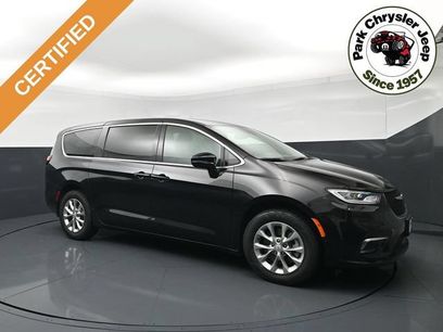 Used 2025 Chrysler Pacifica Select