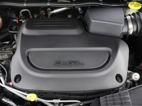 Used 2023 Chrysler Pacifica Touring-L FWD image 21