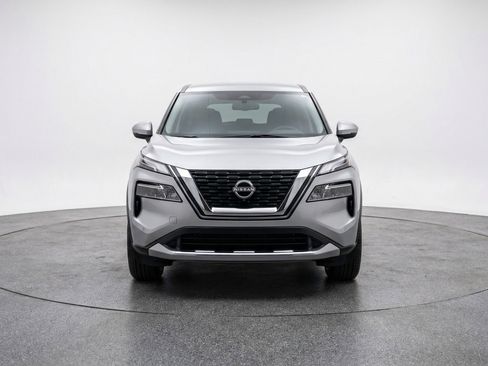 Used 2025 Nissan Rogue SV image 2