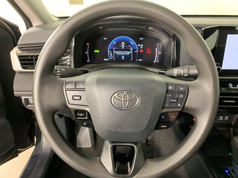 Used 2025 Toyota Camry LE image 7