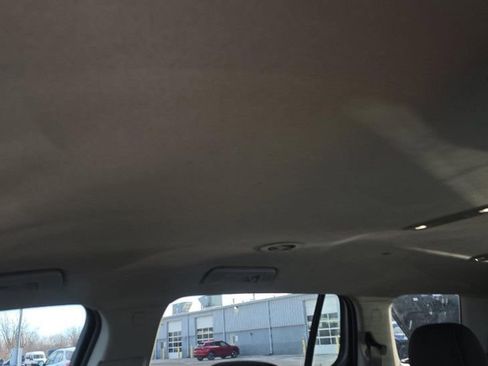 Used 2023 GMC Acadia SLE w/ Driver Convenience Package image 17