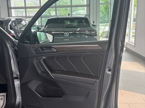 Used 2023 Volkswagen Tiguan SEL R-Line AWD/4WD image 18