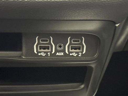 Used 2024 Chrysler Pacifica Select image 23