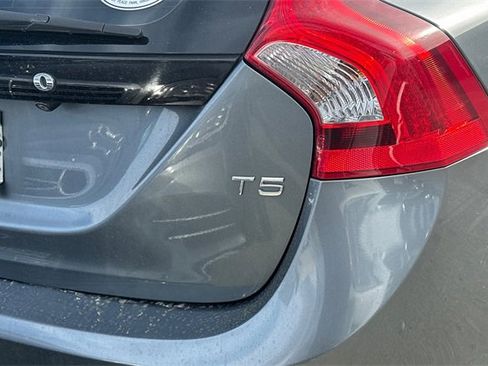 Used 2017 Volvo V60 T5 Platinum image 7