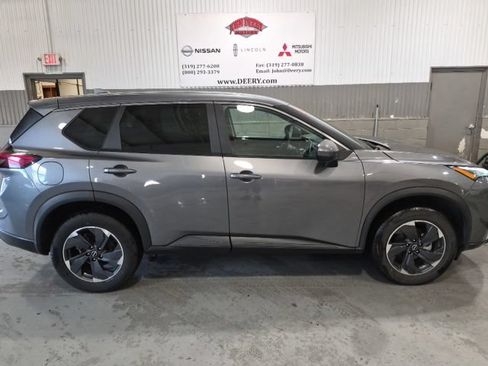 Used 2024 Nissan Rogue SV FWD image 2