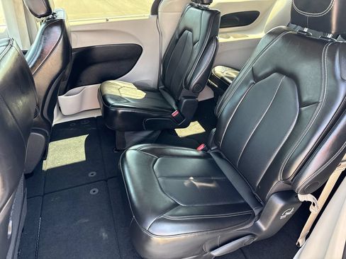 Used 2024 Chrysler Pacifica Touring-L FWD image 25