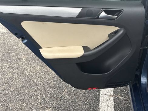 Used 2017 Volkswagen Jetta SE FWD image 23