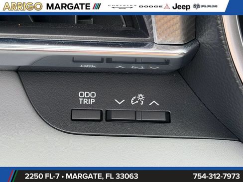Used 2024 Toyota Highlander Platinum FWD image 39