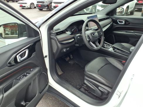 Used 2025 Jeep Compass Trailhawk AWD/4WD image 10
