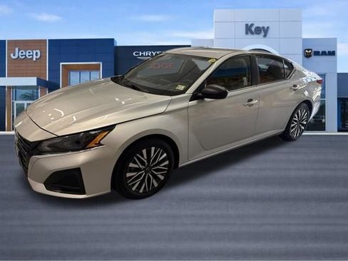 Used 2024 Nissan Altima 2.5 SV FWD image 2