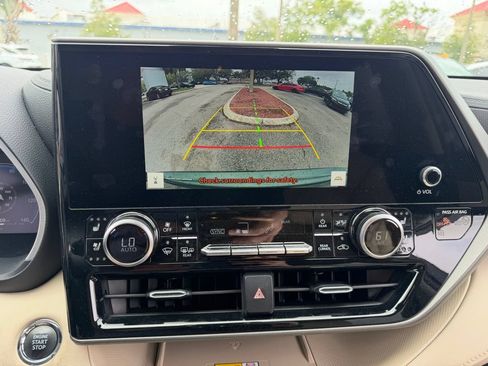 Used 2023 Toyota Highlander Limited FWD image 32