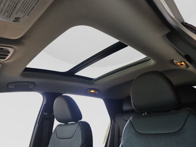 Used 2023 Chevrolet Bolt EUV Premier w/ Sun & Sound Package FWD image 27
