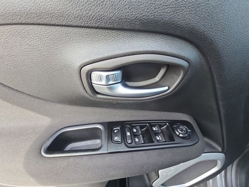 Used 2020 Jeep Renegade Latitude w/ Cold Weather Group image 19