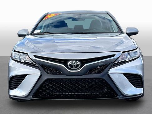 Used 2019 Toyota Camry SE image 3
