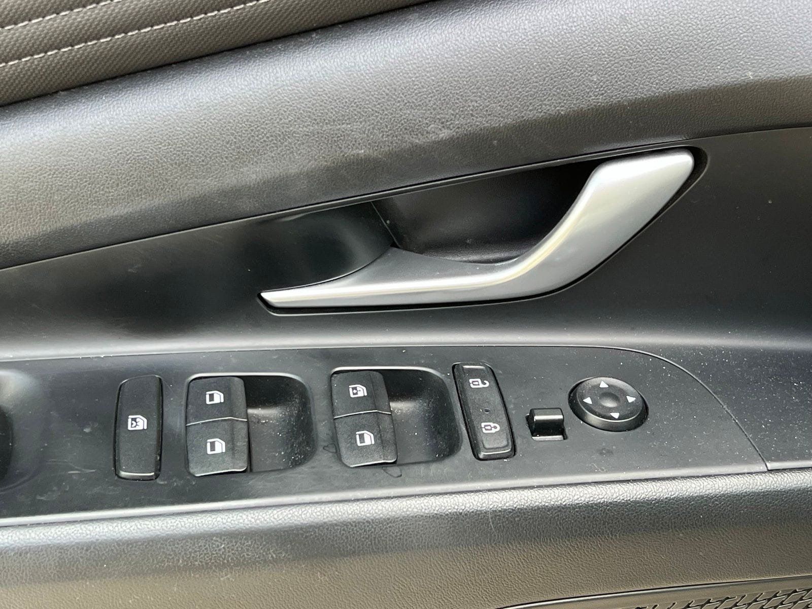 Certified 2023 Hyundai Elantra Limited w/ Preferred Accessory Package FWD image 24