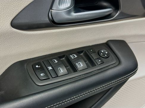 Used 2024 Chrysler Pacifica Touring-L image 15