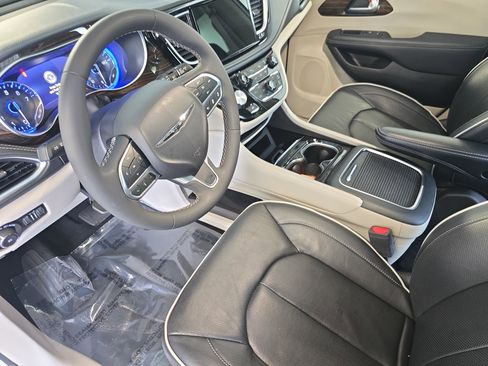 Used 2023 Chrysler Pacifica Limited FWD image 15