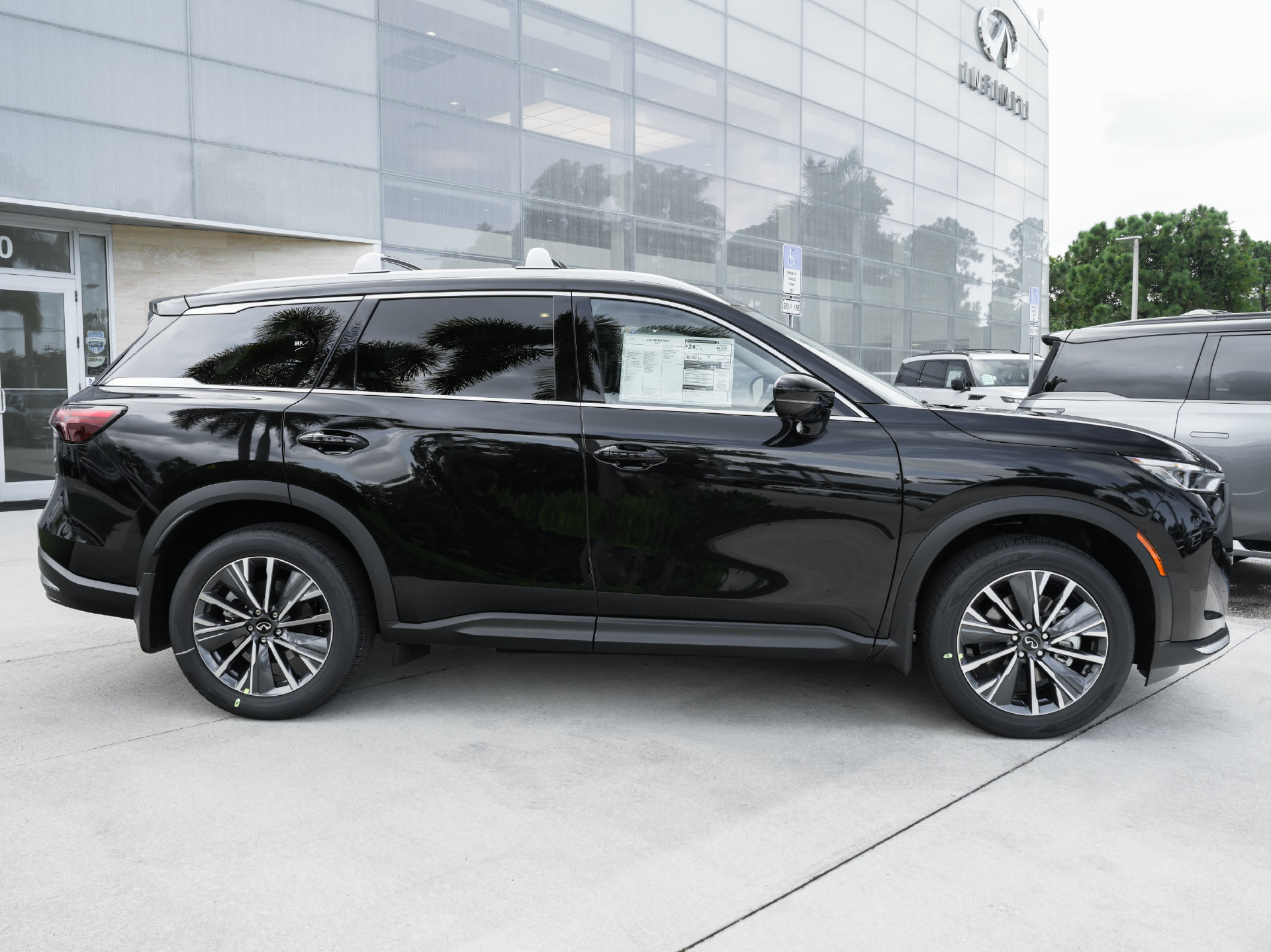 New 2027 INFINITI QX60 Luxe w/ Cargo Package FWD image 25