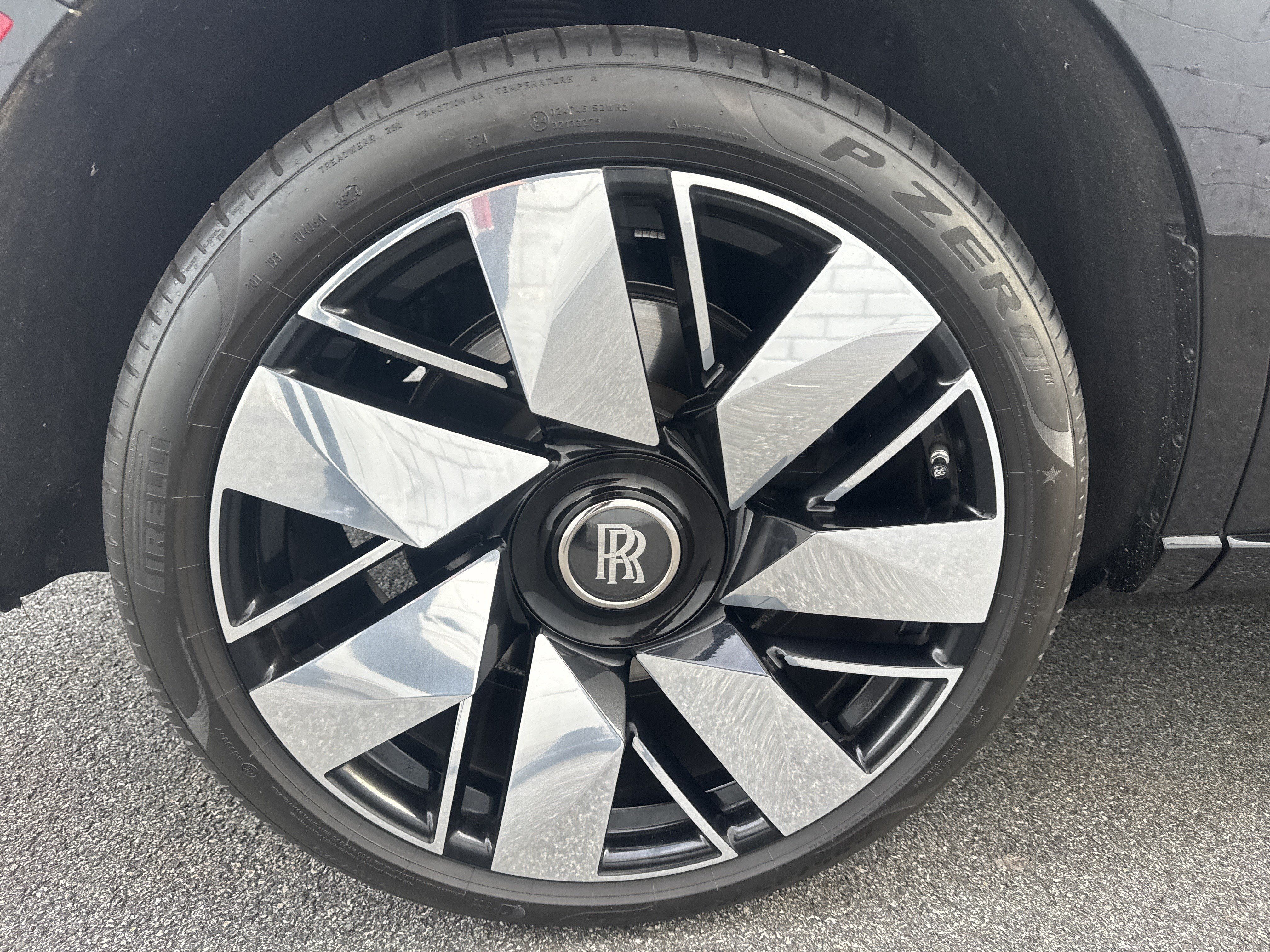 Certified 2025 Rolls-Royce Cullinan AWD/4WD image 30