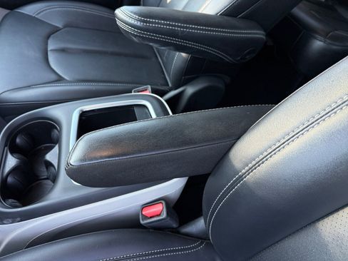 Used 2024 Chrysler Pacifica Touring-L image 14