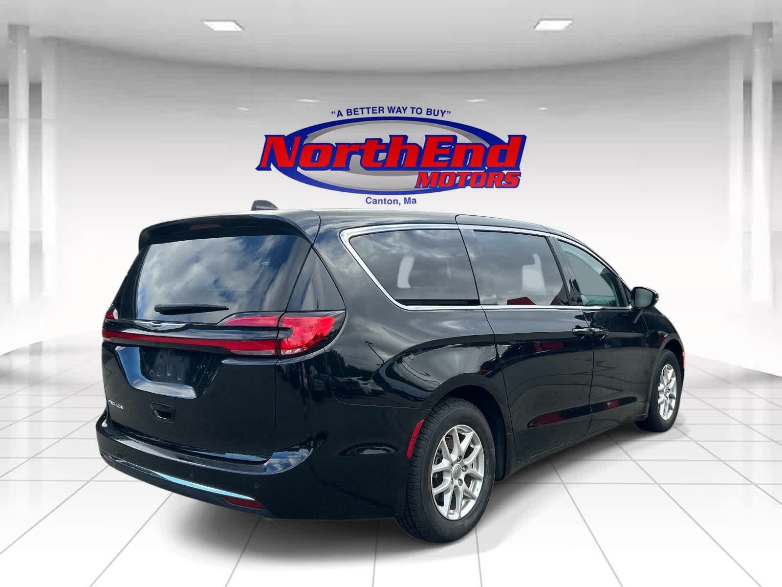 Used 2024 Chrysler Pacifica Touring-L FWD image 3