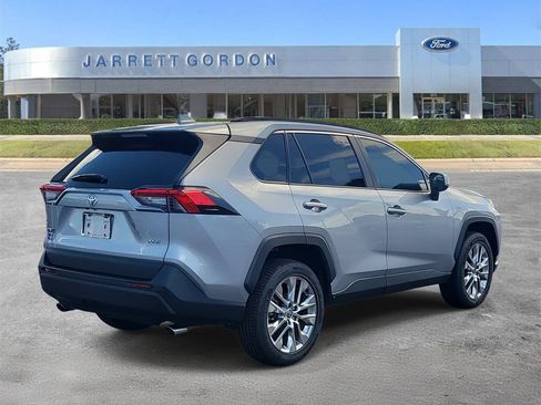 Used 2021 Toyota RAV4 XLE Premium FWD image 4