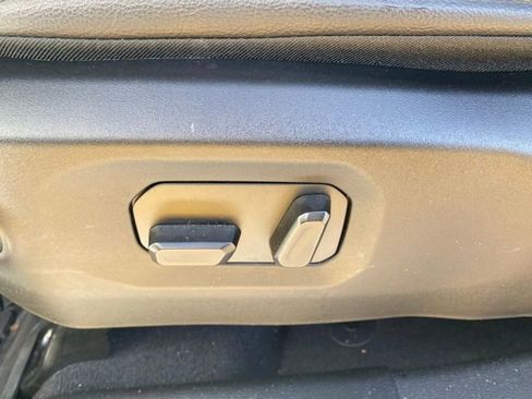 Used 2025 Jeep Gladiator Sport image 17