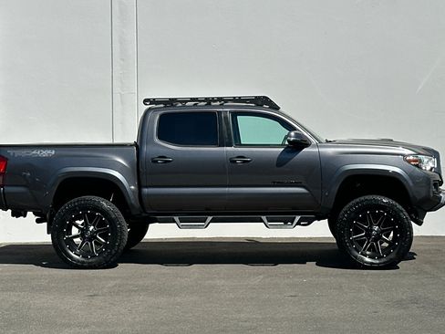 Used 2017 Toyota Tacoma TRD Sport w/ Premium & Technology Package AWD/4WD image 3
