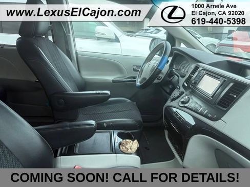Used 2013 Toyota Sienna SE w/ Premium Pkg w/Entune FWD image 3