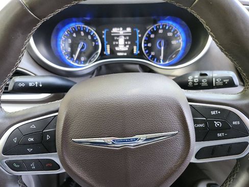 Used 2017 Chrysler Pacifica Touring-L FWD image 15