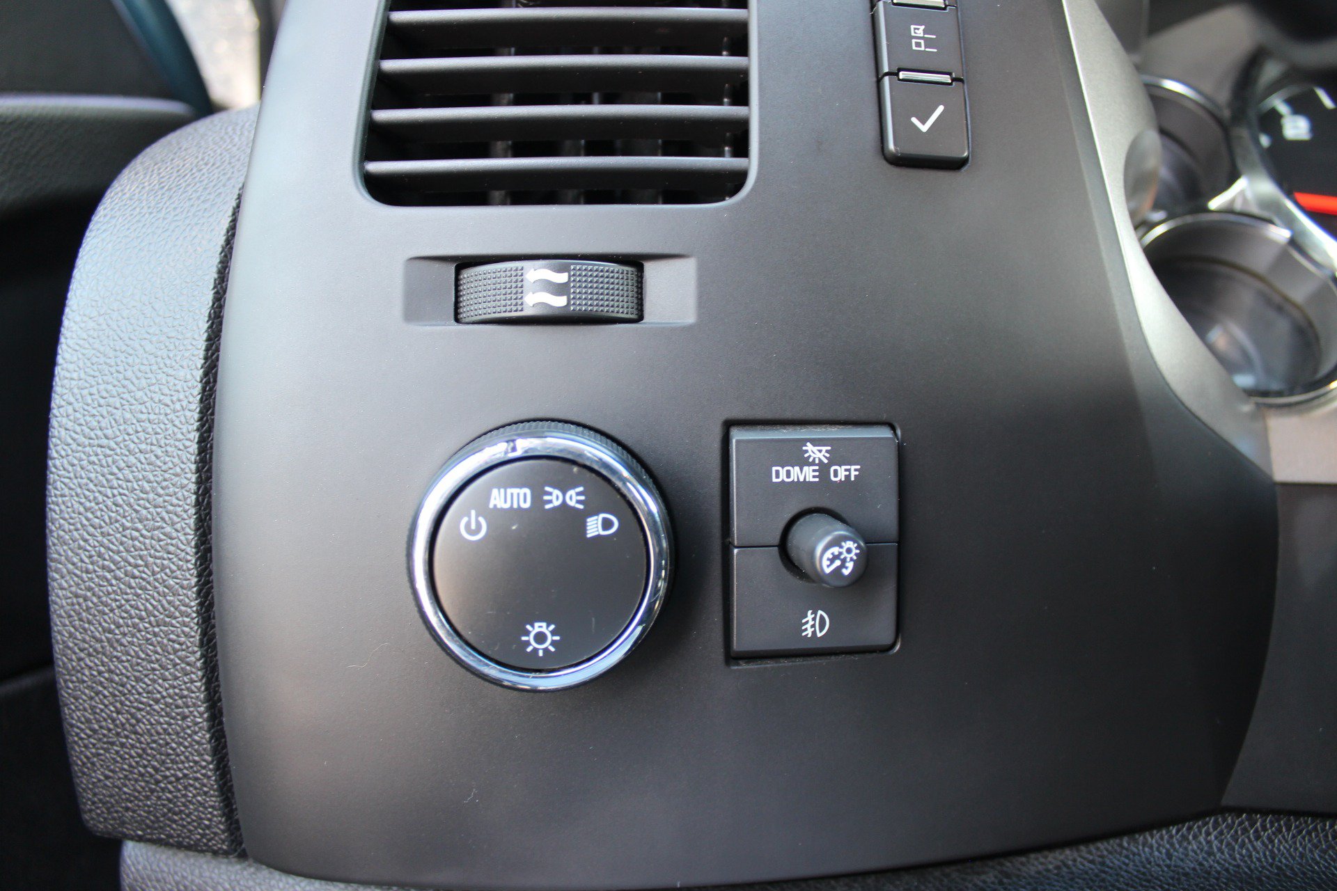 Used 2011 Chevrolet Silverado 2500 LT w/ Interior Plus Package AWD/4WD image 21