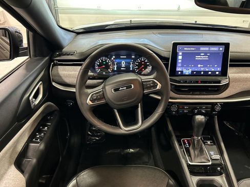 Used 2023 Jeep Compass Latitude w/ Sun and Sound Group AWD/4WD image 29