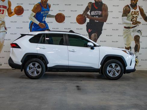 Used 2022 Toyota RAV4 XLE w/ Convenience Package image 18