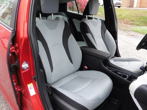 Used 2017 Toyota Prius Two image 11