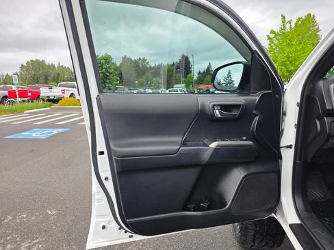 Used 2018 Toyota Tacoma TRD Sport AWD/4WD image 23