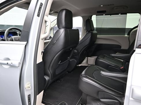 Used 2024 Chrysler Pacifica Touring-L FWD image 18