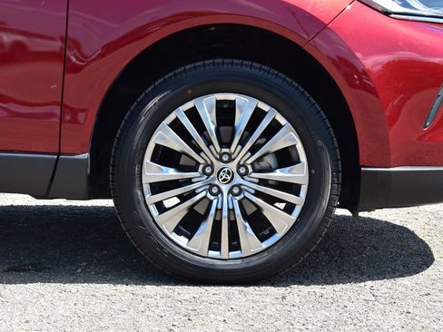 Used 2024 Toyota Venza XLE AWD/4WD image 6