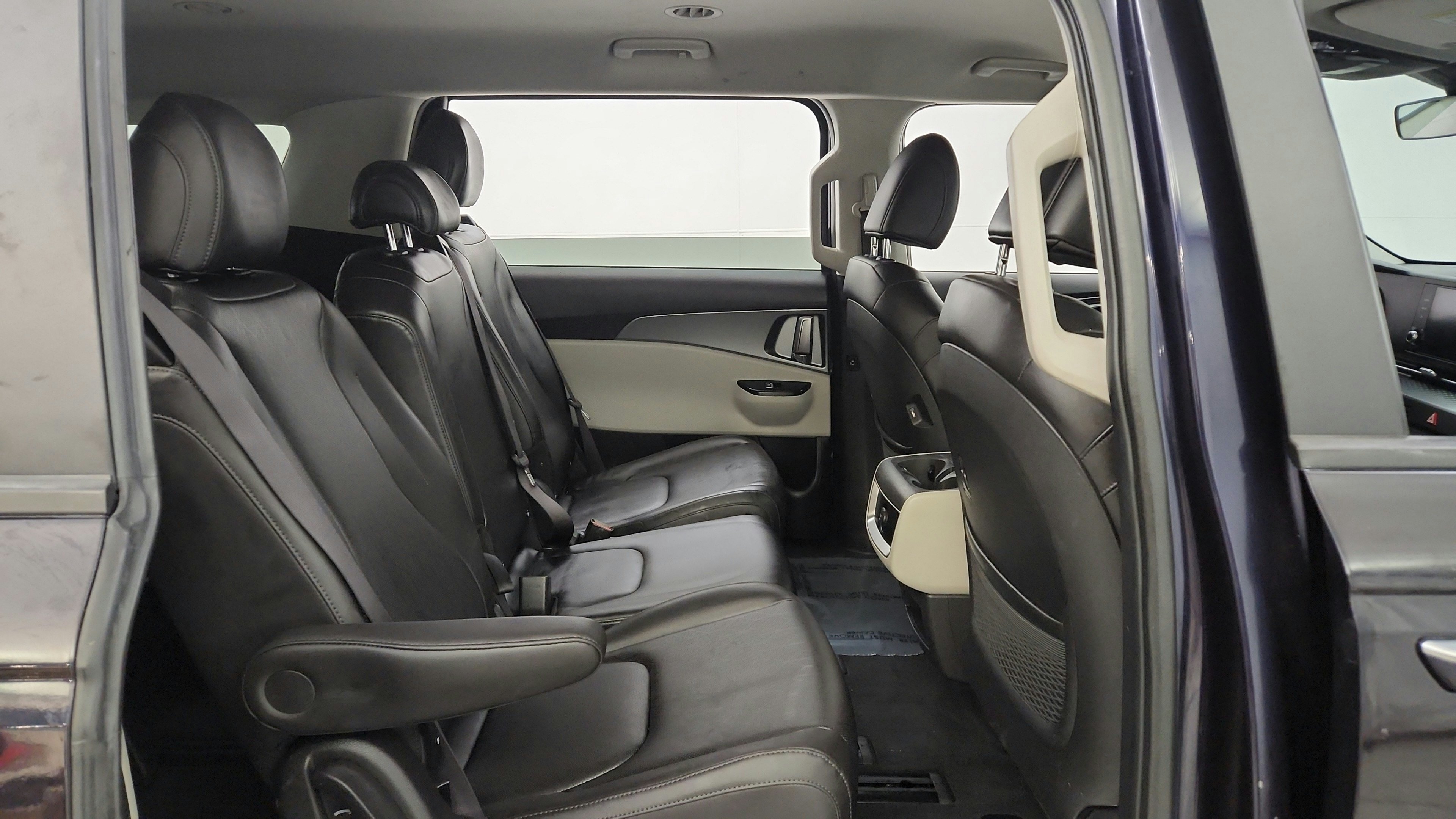 Used 2022 Kia Carnival LX FWD image 17
