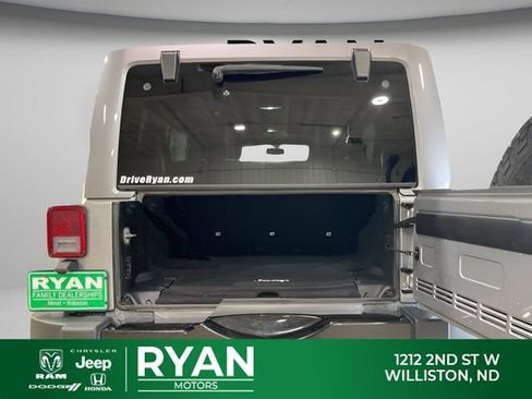 Used 2017 Jeep Wrangler Unlimited Sahara AWD/4WD image 11