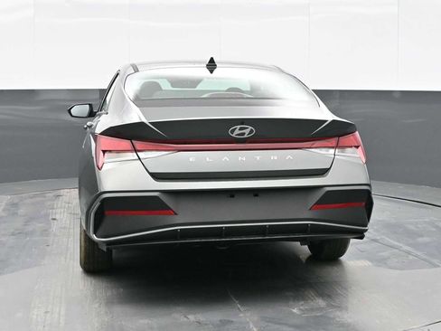 Used 2025 Hyundai Elantra SE FWD image 6