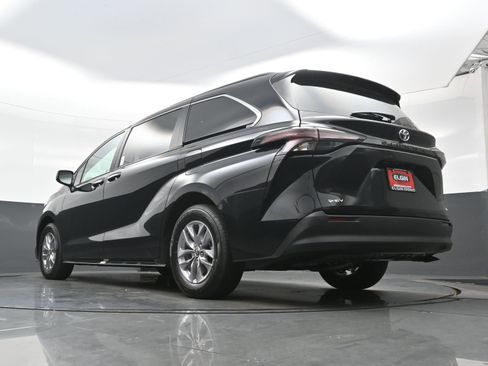 Used 2026 Toyota Sienna XLE FWD image 32