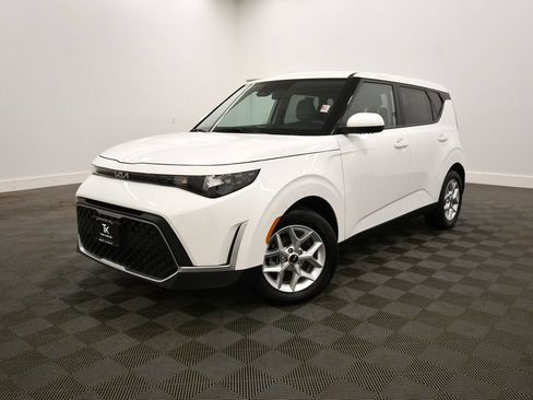 Certified 2025 Kia Soul LX FWD image 2
