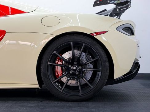 Used 2019 McLaren 570S Spider image 3